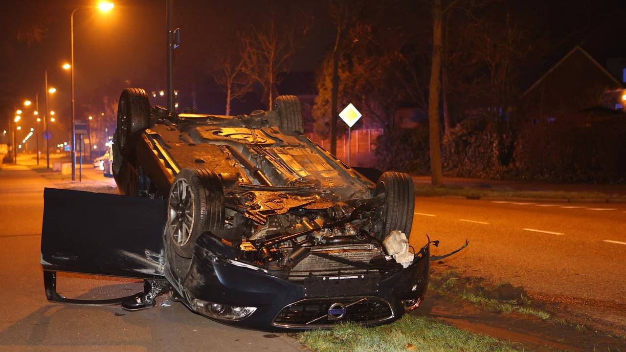 De auto crashte sloeg over de kop in Den Bosch (foto: Bart Meesters).