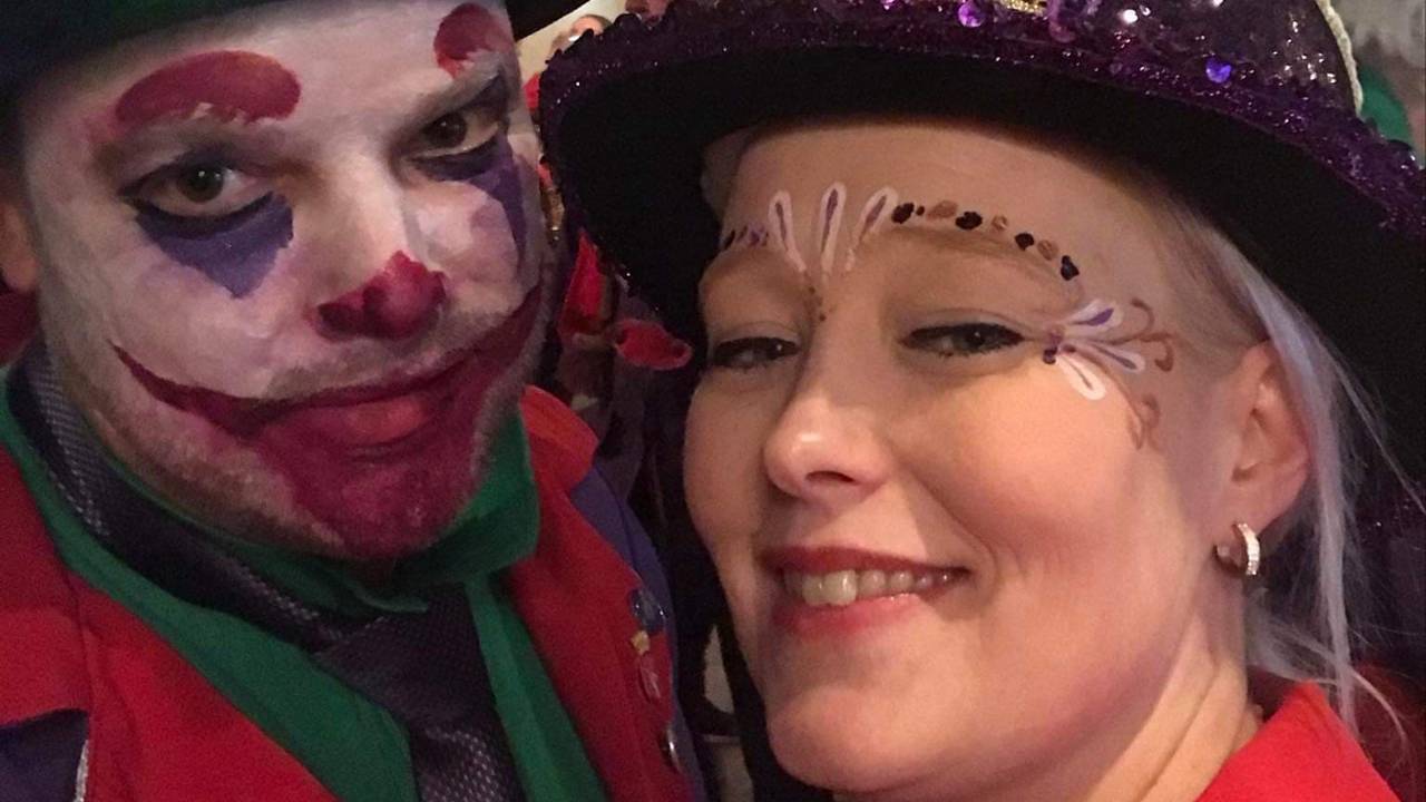 Ronald (links) en Carly zijn fervent carnavalsvierders (foto: Carly Quaedvlieg).