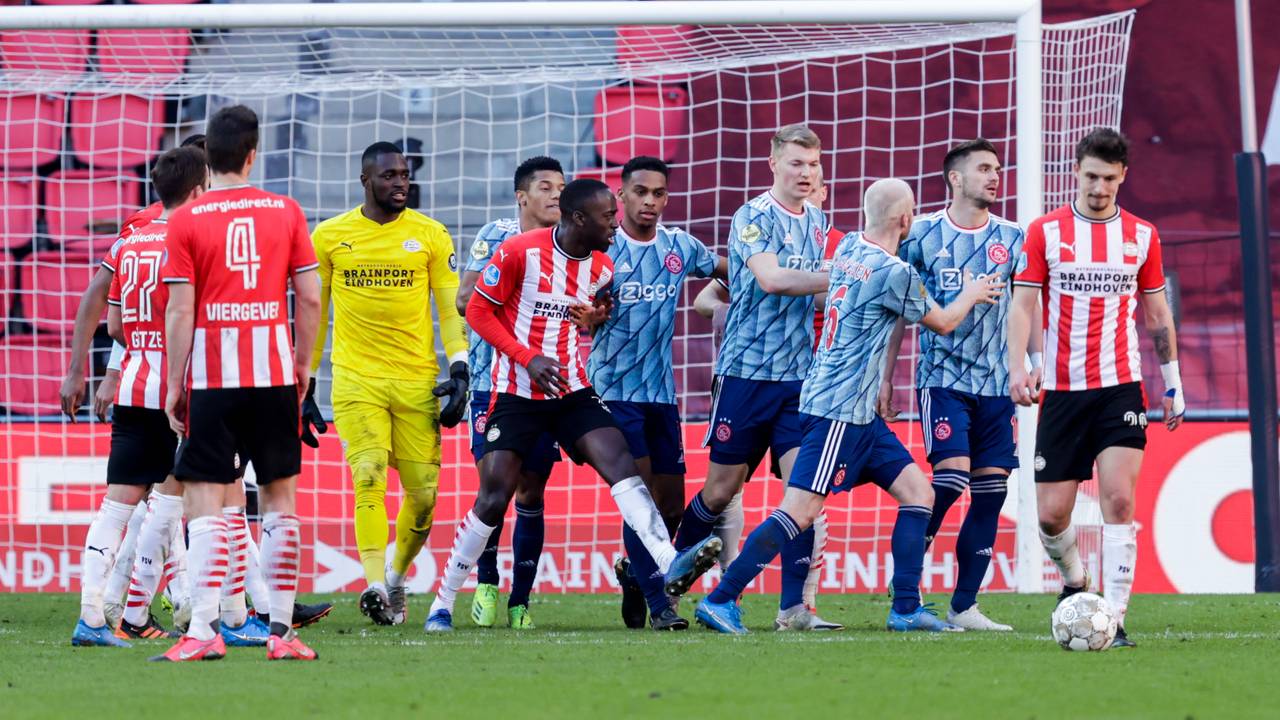 Dumfries en Tadic hadden het tijdens het duel aan de stok met elkaar (Foto: Orangepictures).