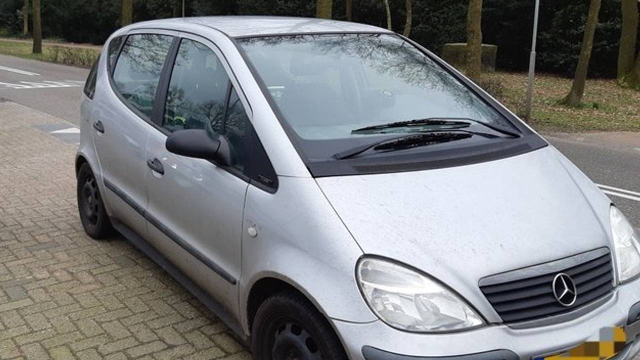 De auto van de man wordt weggesleept (foto: verkeerspolitie oost-Brabant).