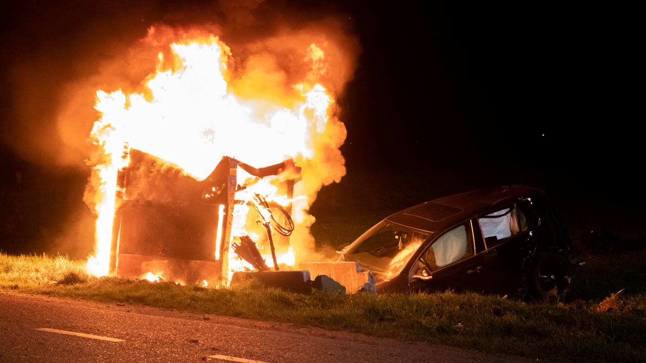 De stroomkast vatte vlam na de aanrijding in Wijk en Aalburg (foto: Jurgen Versteeg/SQ Vision).