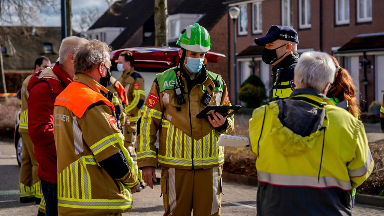 Hulpverleners in overleg na het gaslek in Oosteind (foto: Marcel van Dorst/SQ Vision).