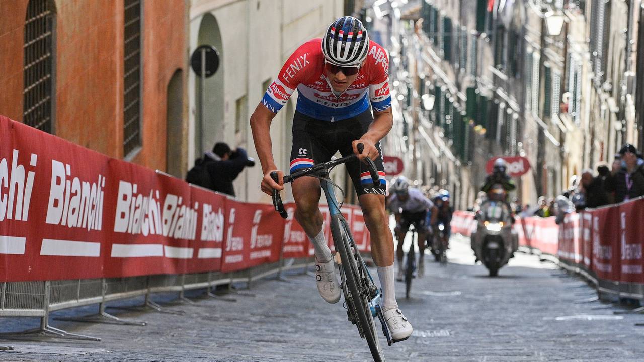 Felle demarrage van Mathieu van der Poel in Strade Bianche (Foto: ANP/Zuma Press).