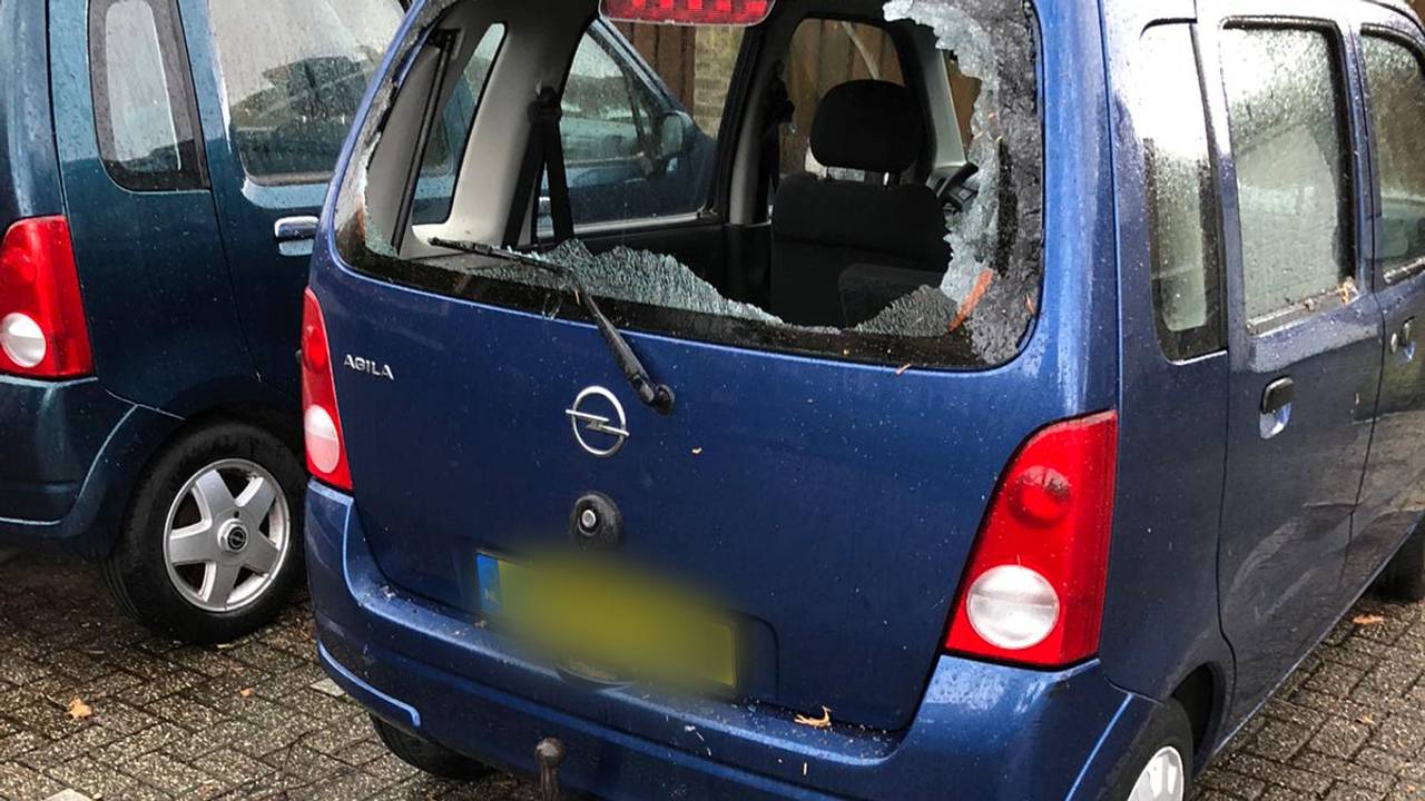 De autoruiten vlogen eruit door het onweer.