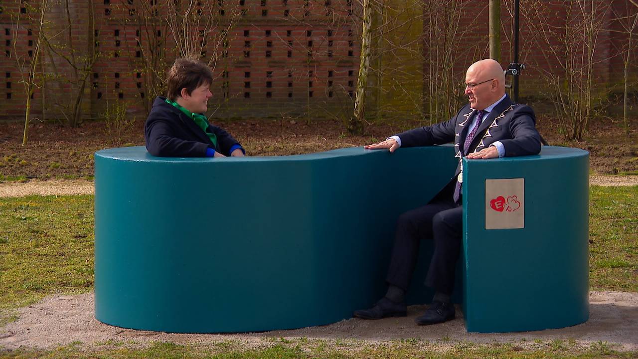 Het mijmerbankje in Erp werd onthuld door burgemeester Van Rooij en Commissaris van de Koning Ina Adema.