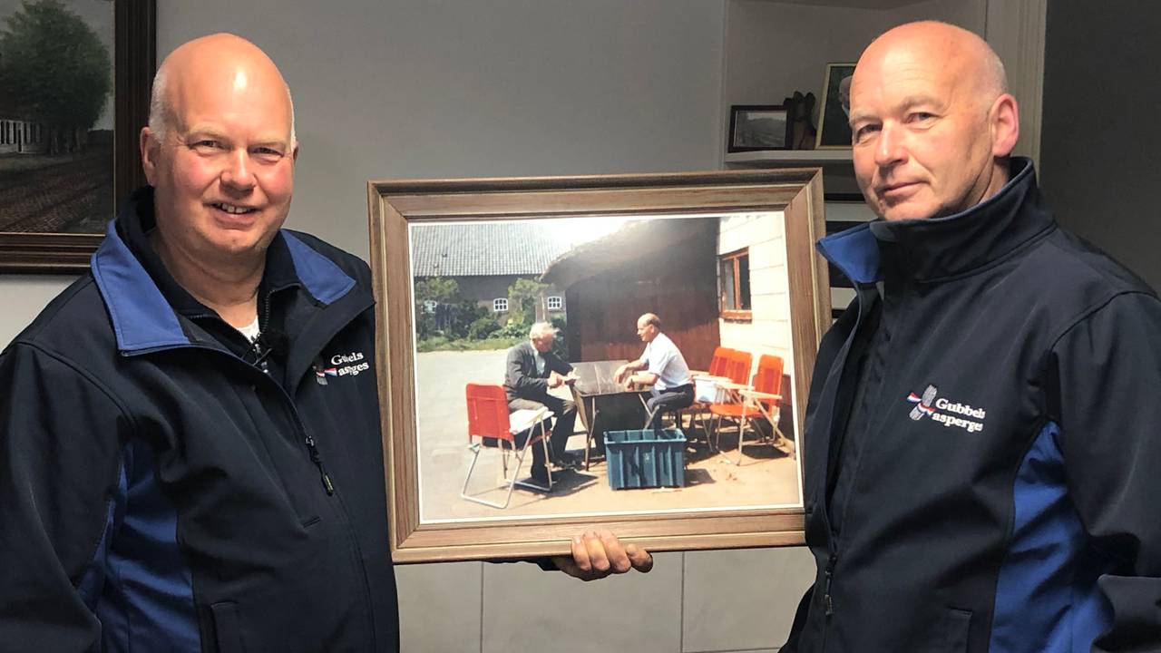 Walter(links) en Ton Gubbels met een portret van opa en pa (foto: Tonnie Vossen)