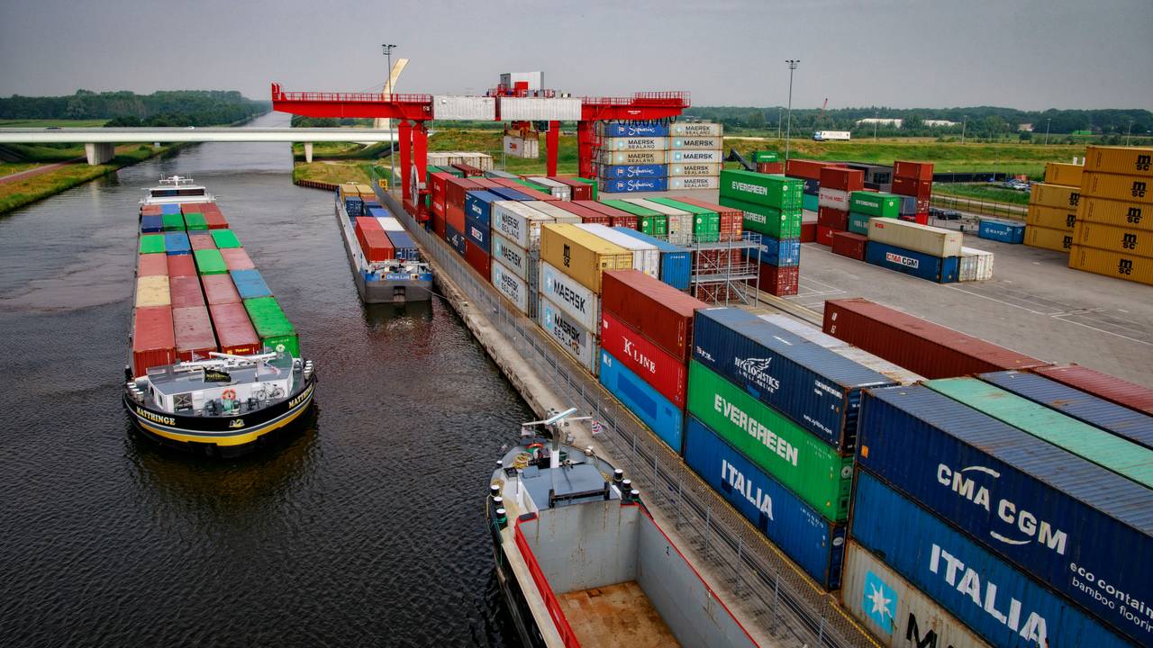Normaal zijn er veel containers te vinden bij de containeroverslag (foto: Hollandse Hoogte).