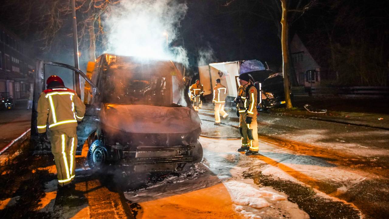 De brandweer bluste het vuur aan de Heezerweg in Eindh0oven (foto: Dave Hendriks/SQ Vision).