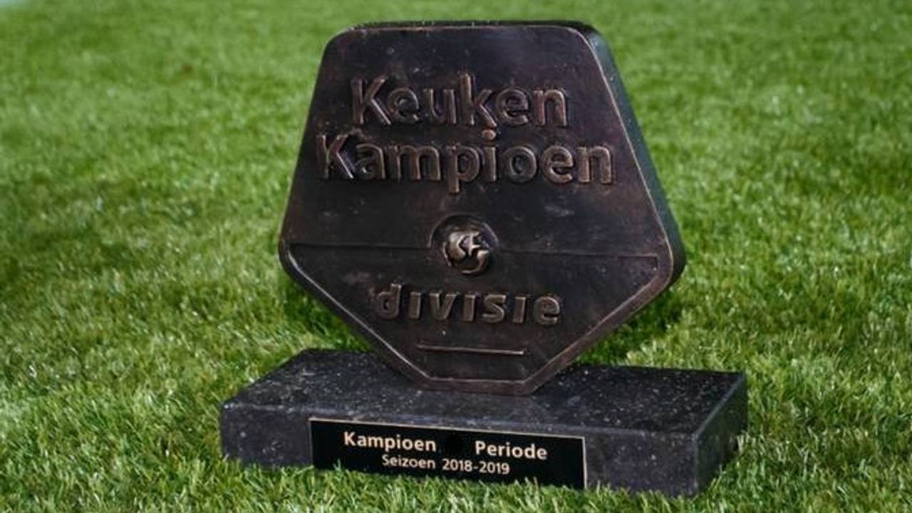Het bronzen schild, de prijs voor de periodekampioen (Foto: ANP Foto)