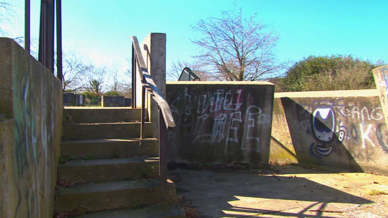 De jongeren hangen onder mee in de uitkijkpost van het park.