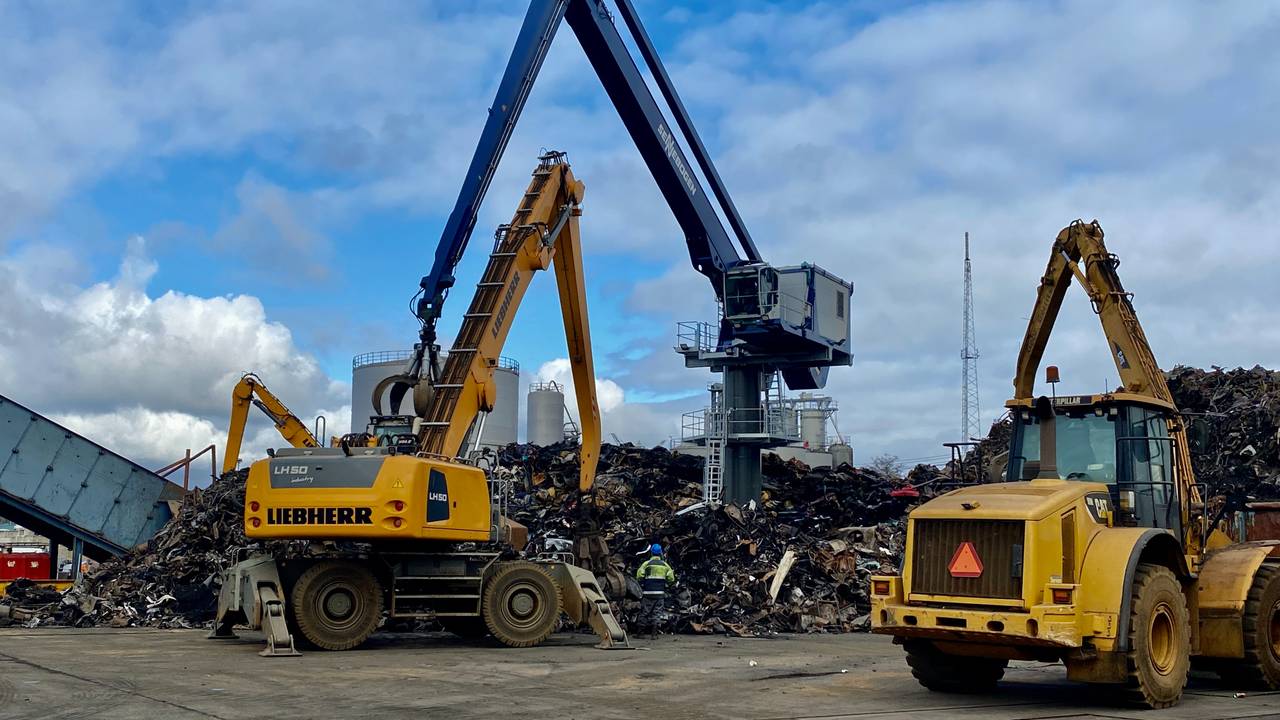 Er wordt weer schroot verwerkt bij AVI Den Bosch waar grote brand woedde (foto: Jan Peels)