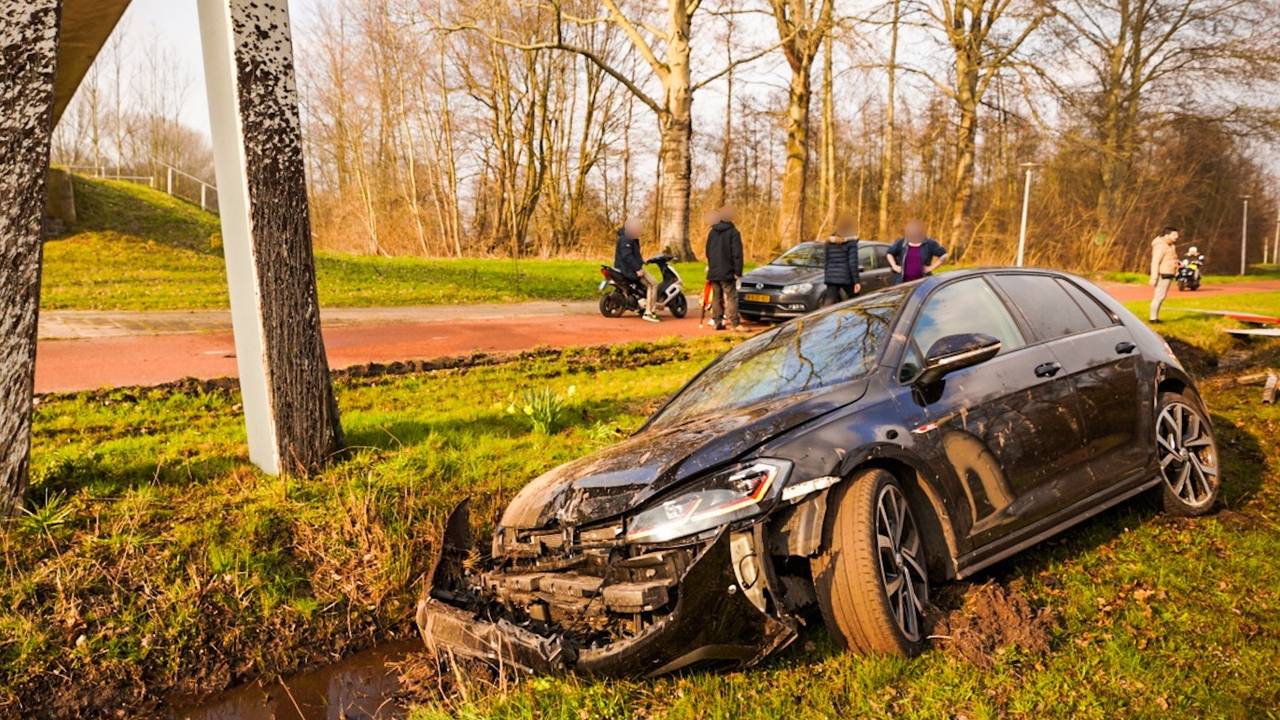 De auto raakte door het ongeluk zwaar beschadigd (foto: SQ Vision).
