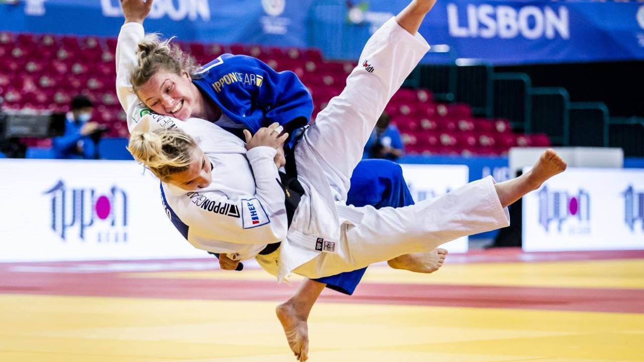 Sanne van Dijke in actie tegen Lara Cvjetko uit Kroatië in de halve finale (foto: ANP).