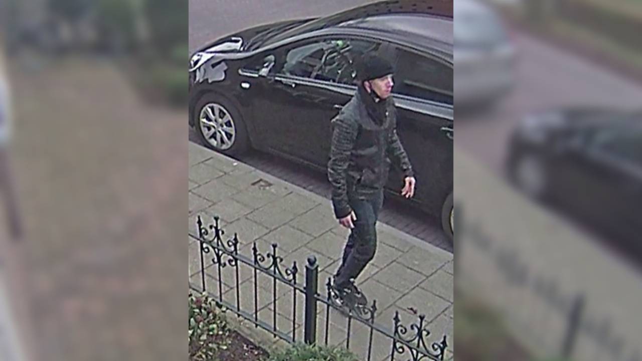 Deze man griste op klaarlichte dag de tas uit de handen van een 71-jarige vrouw (beeld: Bureau Brabant).