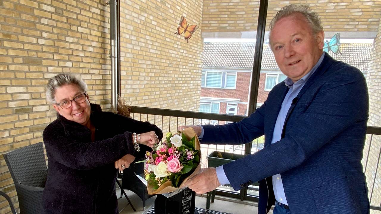 Paul Kagie van Bejaardenhuis van de toekomst brengt een bloemetje bij Miep van Gulik