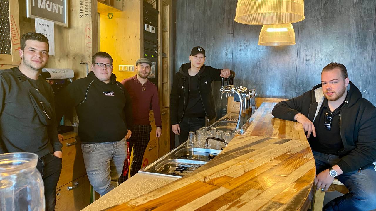 Bezorgde jongeren in het bedreigde jongerencentrum De Poort (foto: Jan Peels)