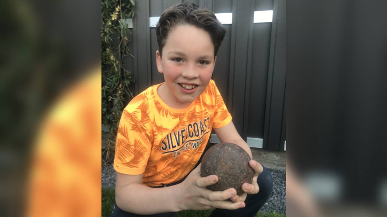 Sem (10) en de kogel die hij in de tuin vond (foto: privécollectie)