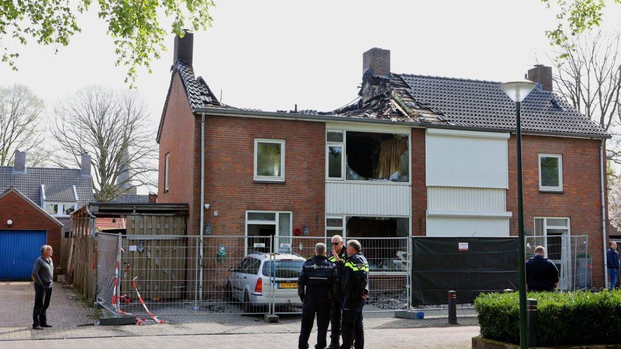 De schade van het afgebrande huis een dag na de brand (foto: Bart Meesters/ SQ Vision Mediaprodukties).