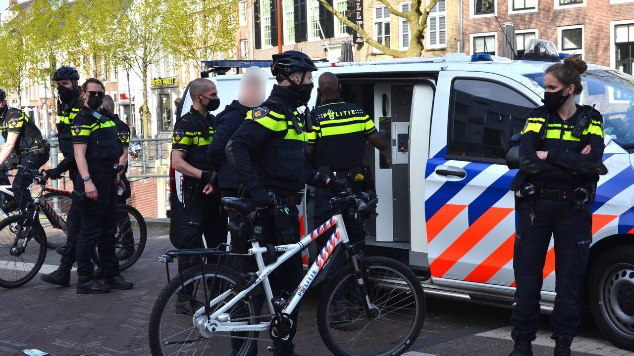De politie greep uiteindelijk toch in en arresteerde iemand. Foto: Perry Roovers/SQ Vision.