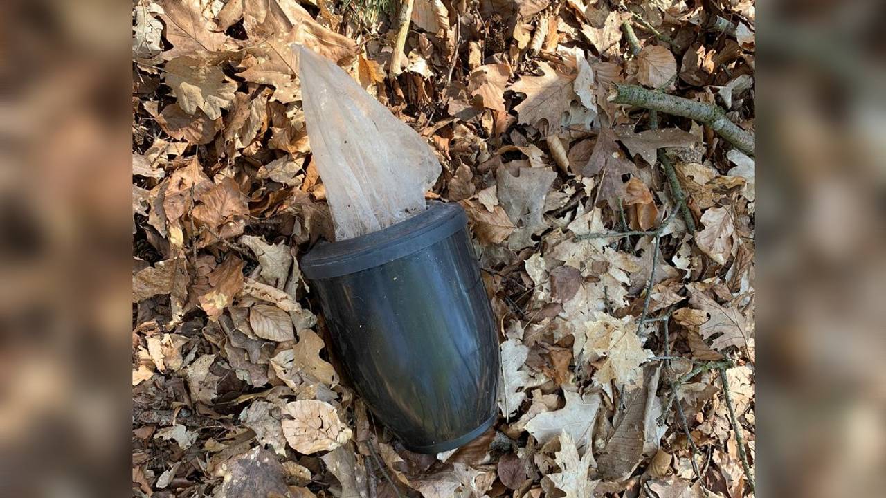 De urn die in het Wandelbos werd gevonden (foto: Cindy).