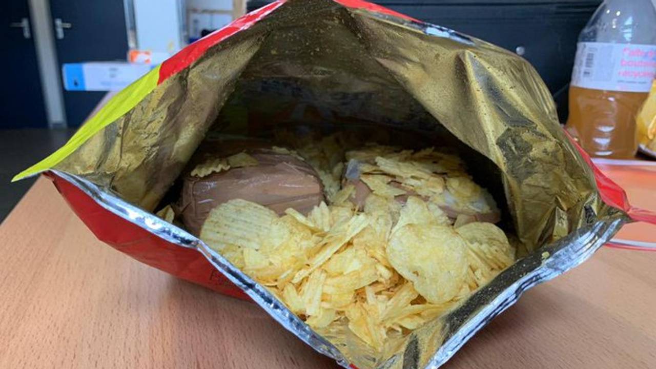 Cash in chipszak (foto: Koninklijke Marechaussee).