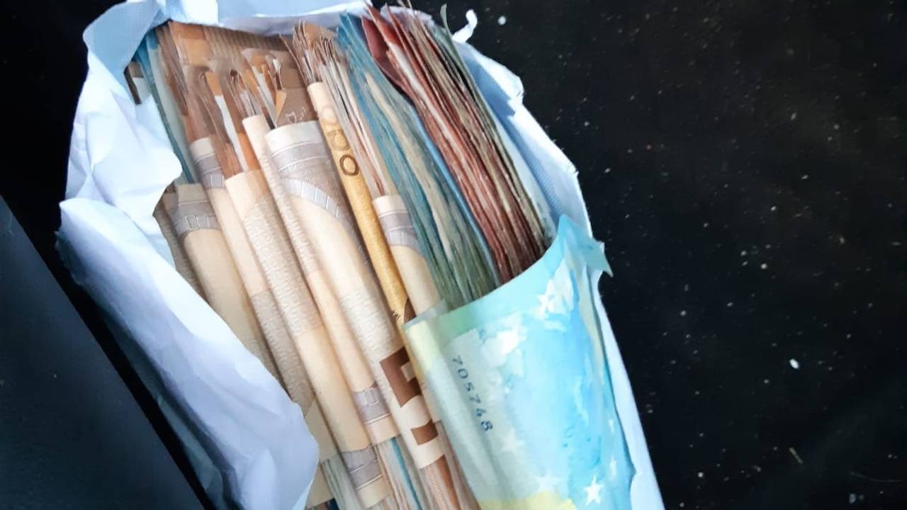 Veel cash in een envelopje (foto: Verkeerspolitie Zeeland-West-Brabant).