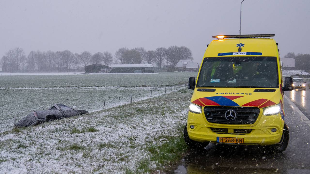 Een auto belandde in de greppel op de toerit van de A59 richting Waalwijk (foto: Iwan van Dun/SQ Vision).