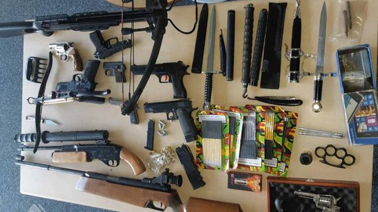 In het huis lag een flink wapenarsenaal (foto: politie Boxmeer).