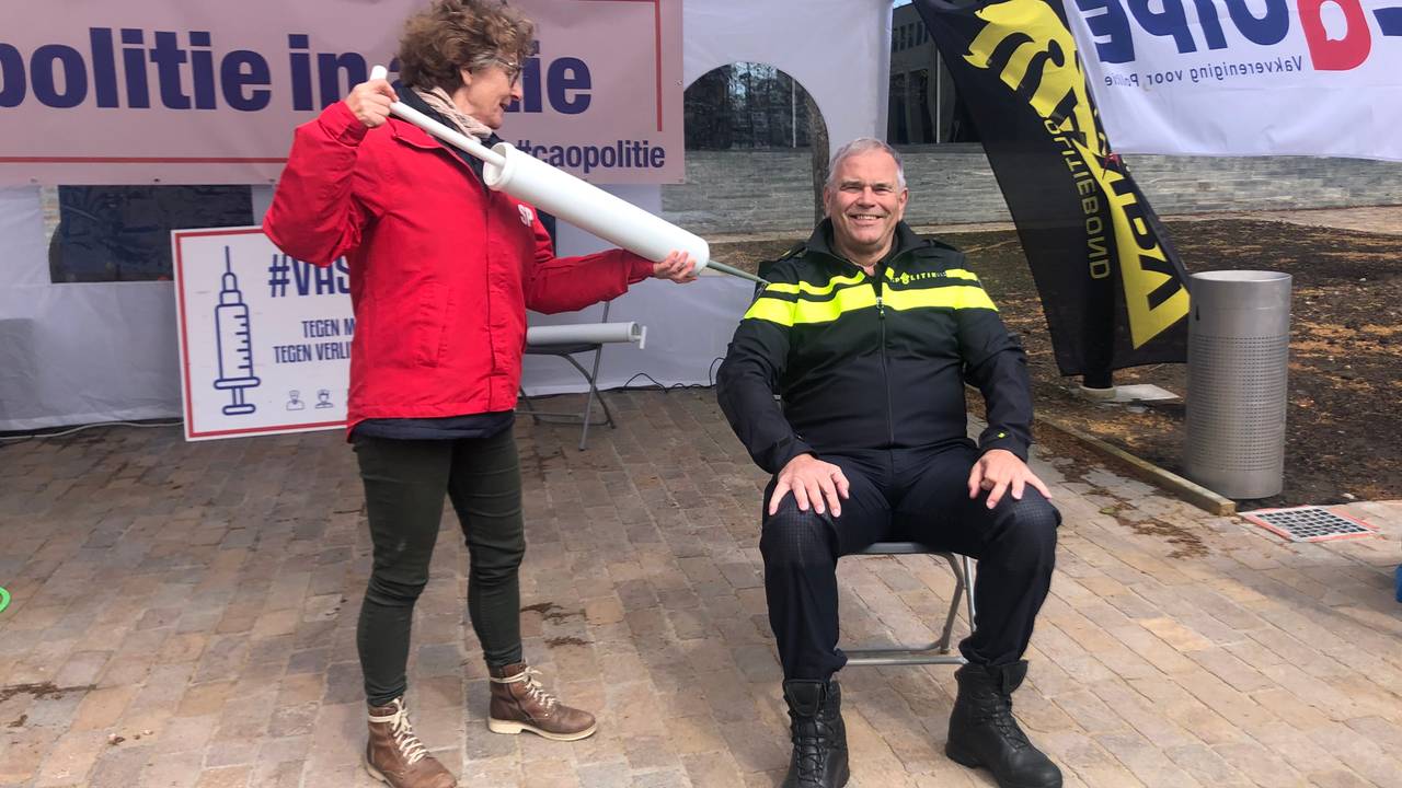 Agent Luc Hoeben krijgt een  'financiele injectie' (Foto: Tonnie Vossen)