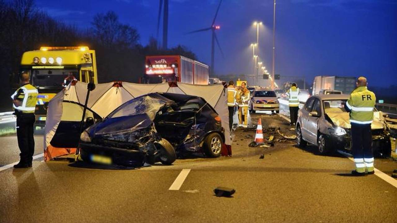 Bij het ongeluk vielen een dode en een zwaargewonde. Foto: Toby de Kort