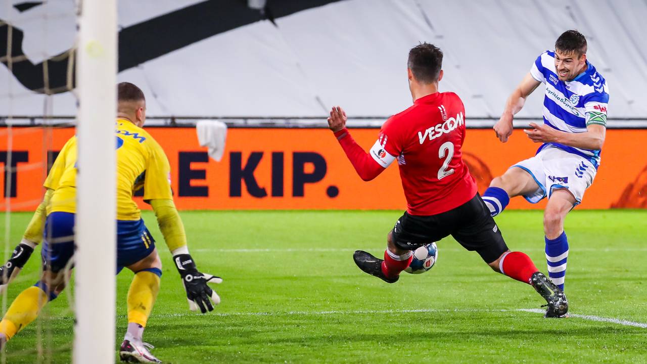 Eén van de vele keren dat de verdediging van Helmond Sport overeind bleef bij een doelpoging van De Graafschap (foto: OrangePictures).