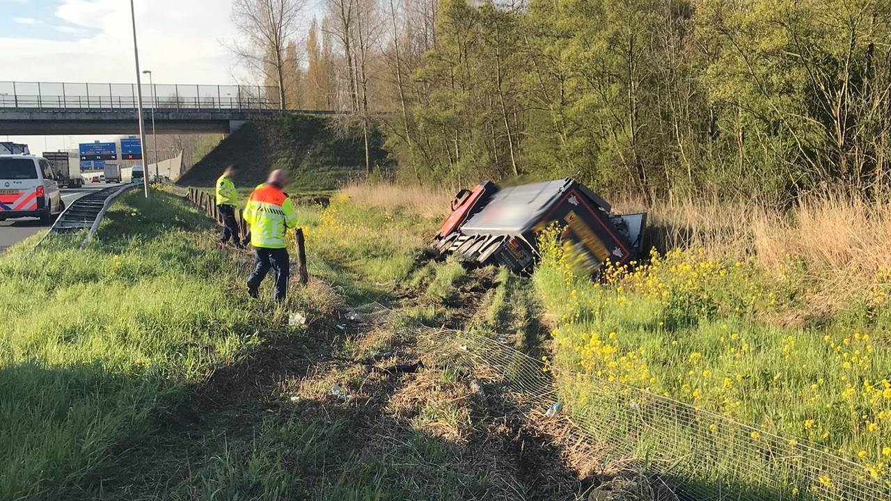 lange files op a16 en a17 door vrachtwagen in sloot omroep brabant