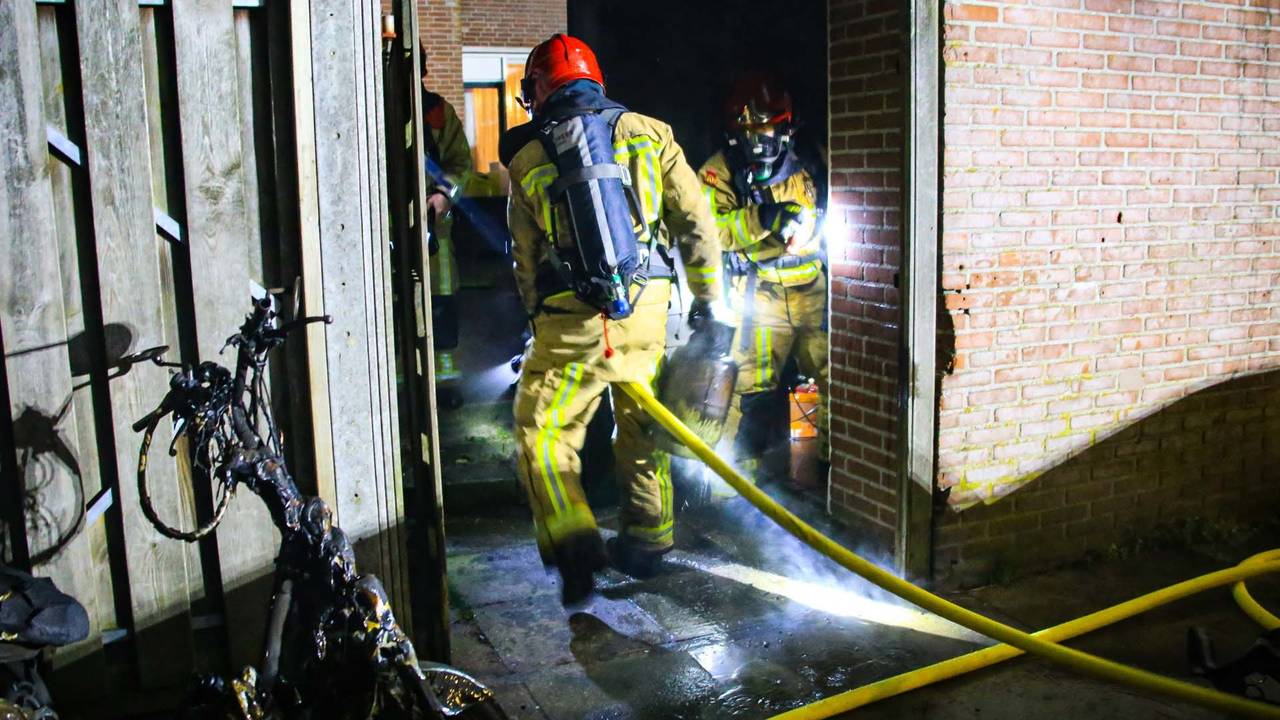 De brandweer kon voorkomen dat de brand aan het Twentehof oversloeg naar andere schuurtjes (foto: Harrie Grijseels/SQ Vision).
