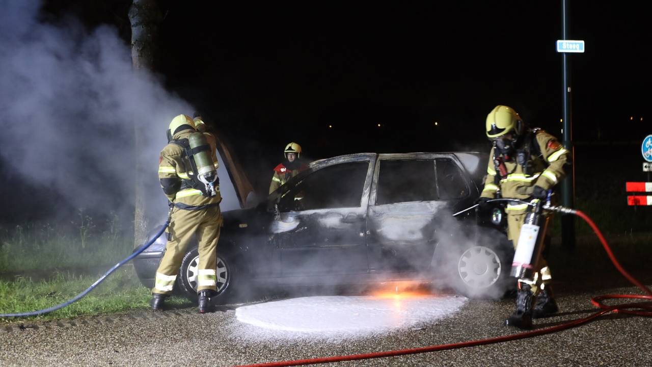 De brandweer bluste de auto op de Steeg in Schijndel (foto: Sander van Gils/SQ Vision).