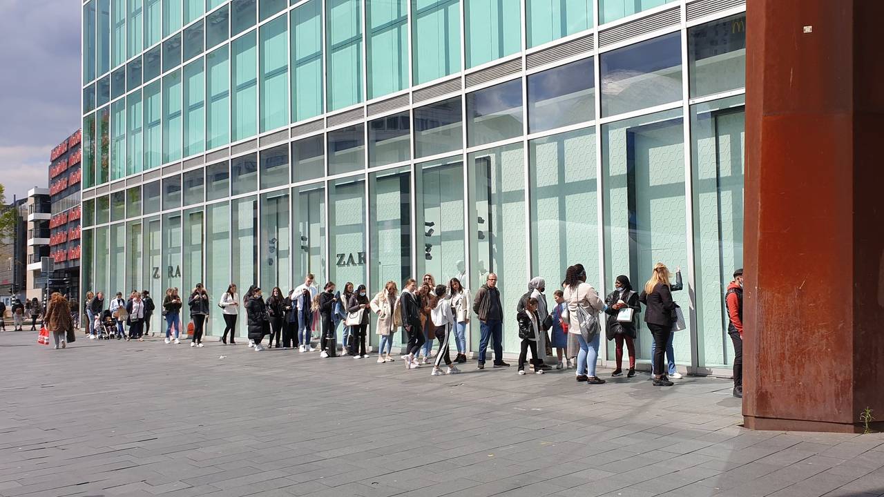 Drukte bij Zara in Eindhoven. (Foto: Twitter/Henk de Wert)
