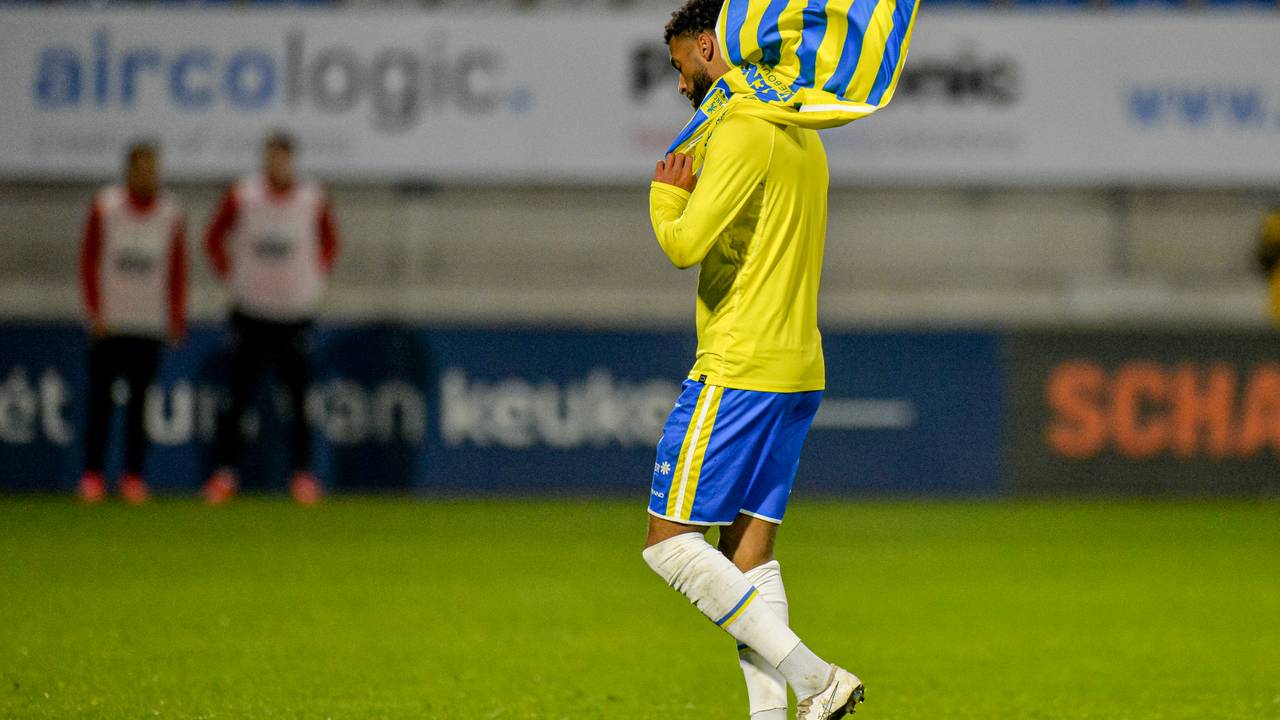 Sylla Sow loopt teleurgesteld van het veld na het krijgen van een rode kaart (Foto: OrangePictures)