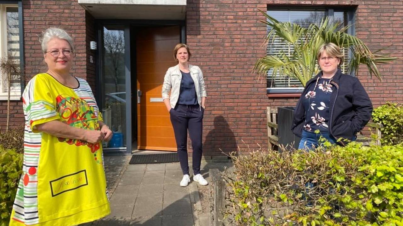 Buurtbewoners Ria Schmidt, Jannie Quik en Martjalda van Hees vrezen voor hun huizen.