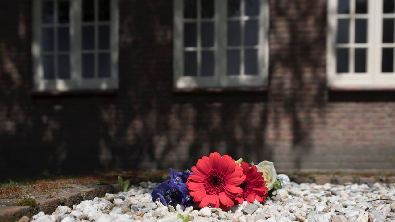 Bloemen bij asputten Kamp Vught. (Foto: Jan van de Ven)