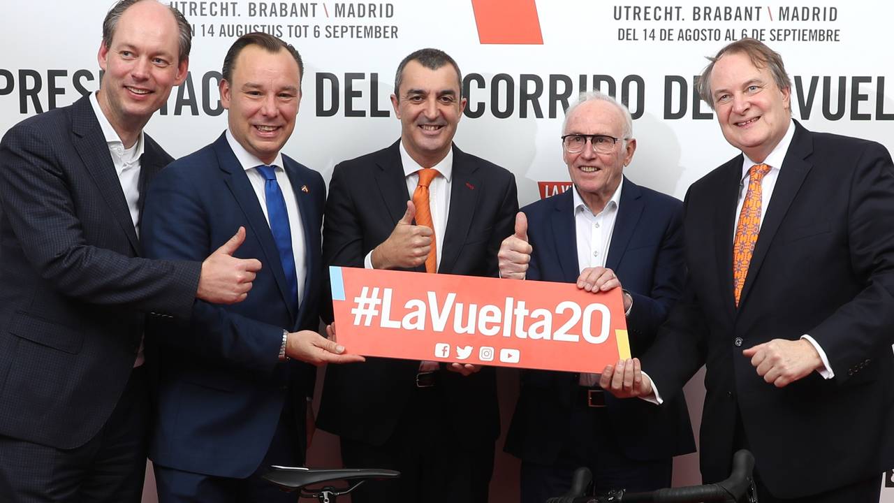 Wethouder Daan Quaars van Breda (links) en wethouder Huib van Olden van Den Bosch (rechts) tijdens de presentatie van La Vuelta 2020 in Madrid (foto: © Photogomez Sport).
