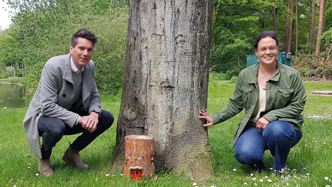 Wethouder Jeffrey van Agtmaal en Kelly Wanrooy zijn blij met de terugkeer van de kabouters. (Foto: Gemeente Woensdrecht)