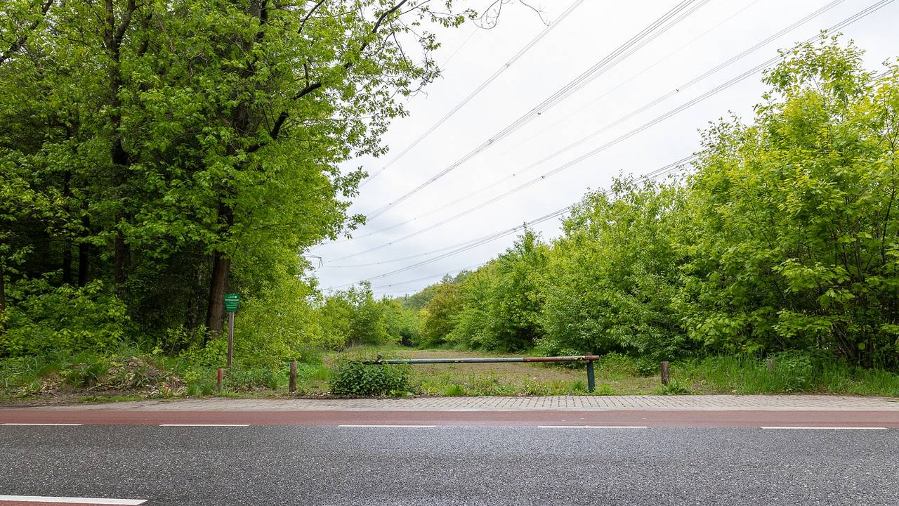 Een van de afgesloten parkeerplaatsen met slagboom. Door: Rutger van der Heijden