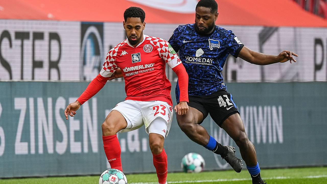 Phillipp Mwene (links) is de derde aankoop van PSV (foto: ANP)