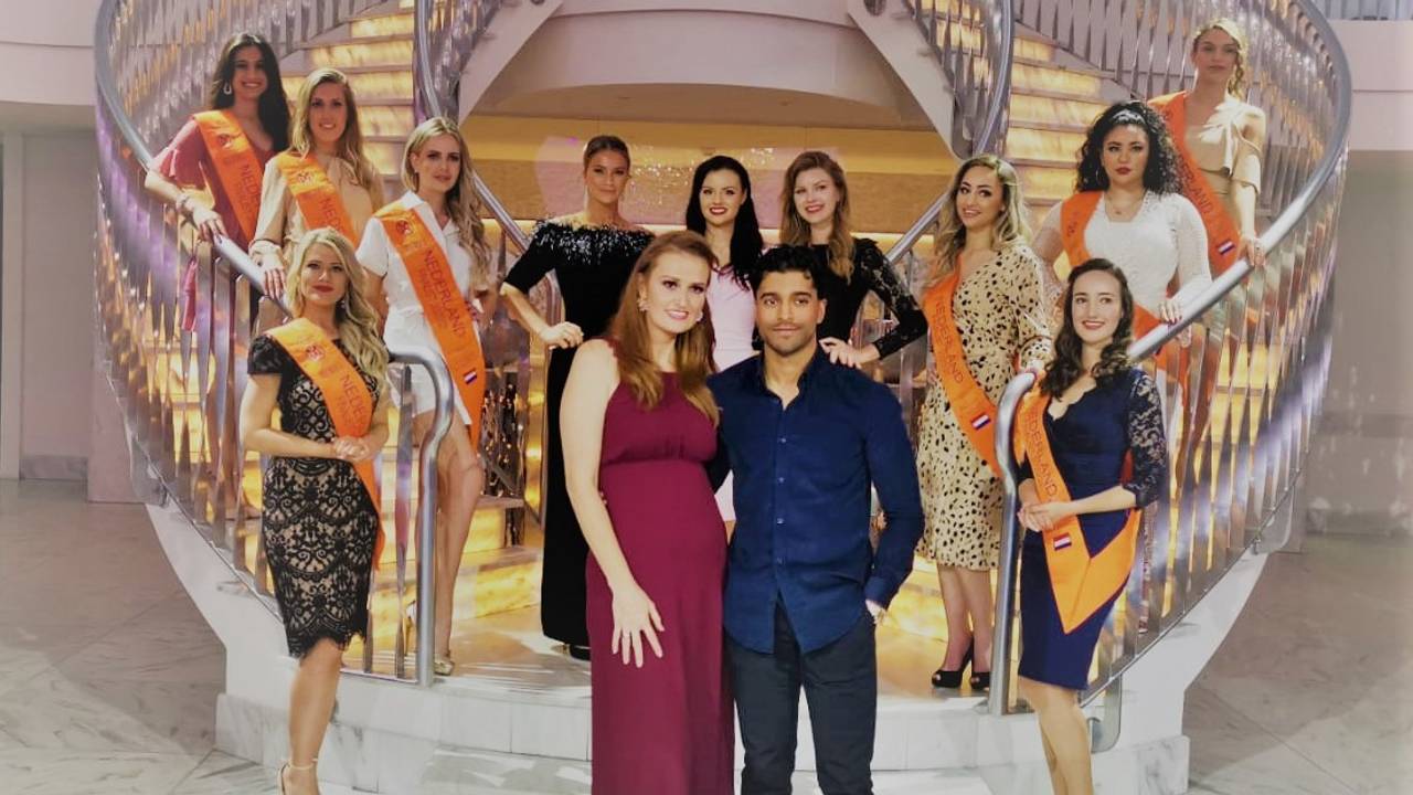 De modellen samen met onder meer de directrice van de verkiezing.