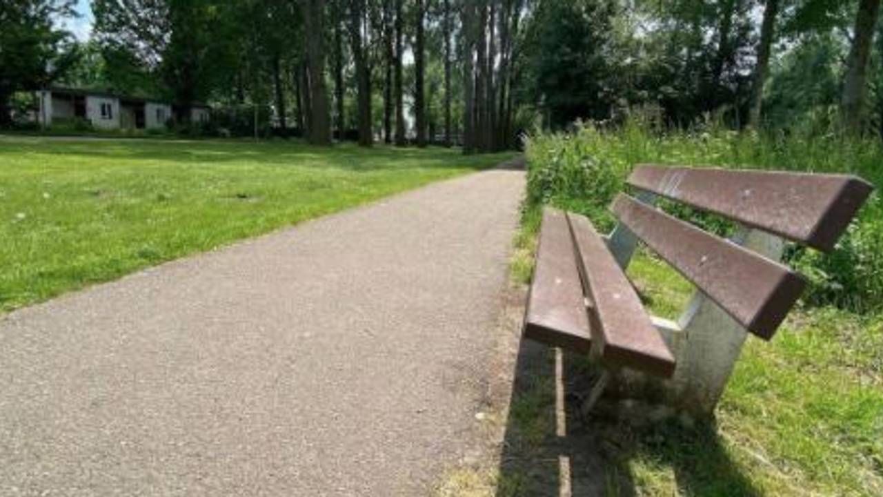 Het slachtoffer zat nietsvermoedend op een bankje. (foto: Instagram politie Eindhoven).