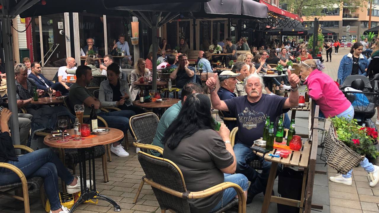 Drukte op een terras.