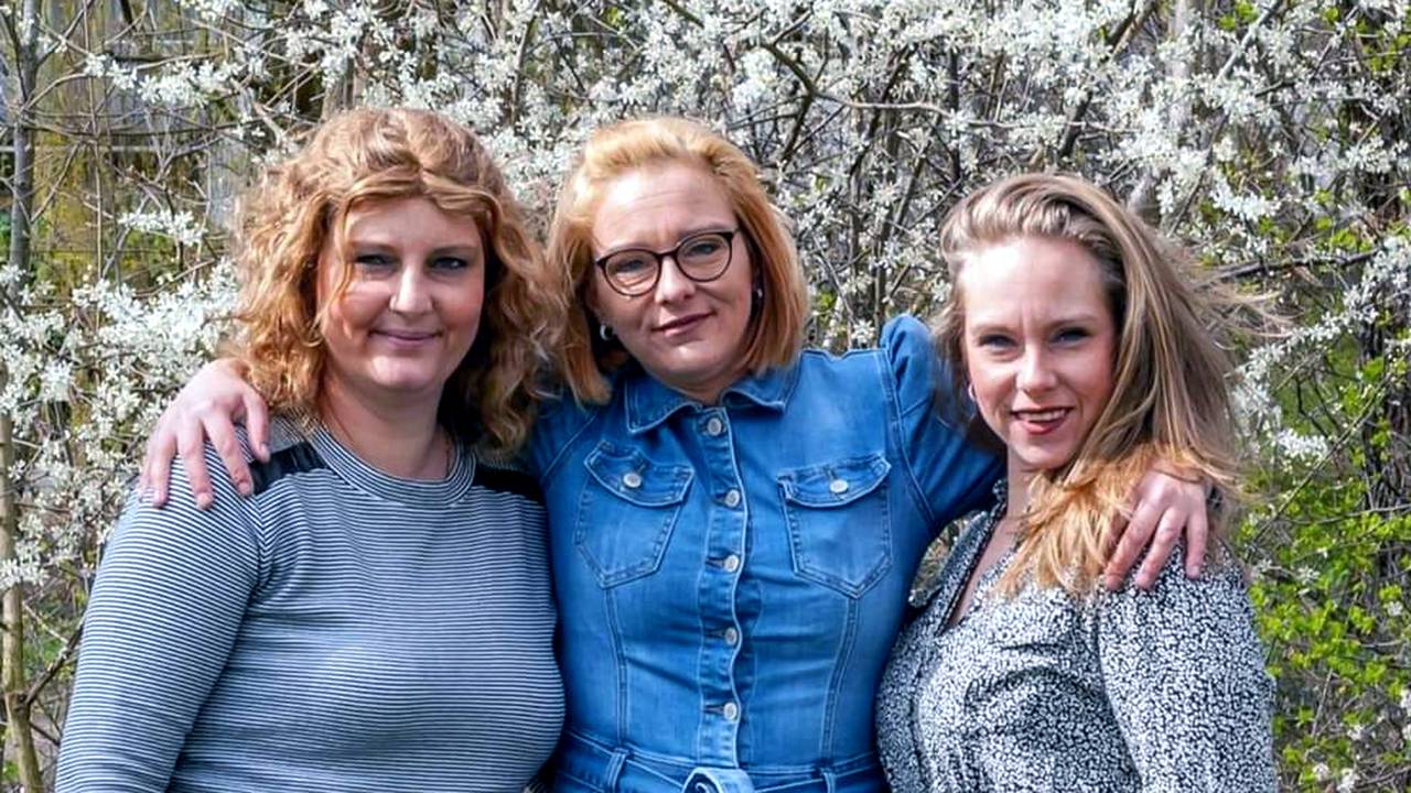 Nicky van Meegen met haar zussen Kelly (midden) en Wendy (rechts).
