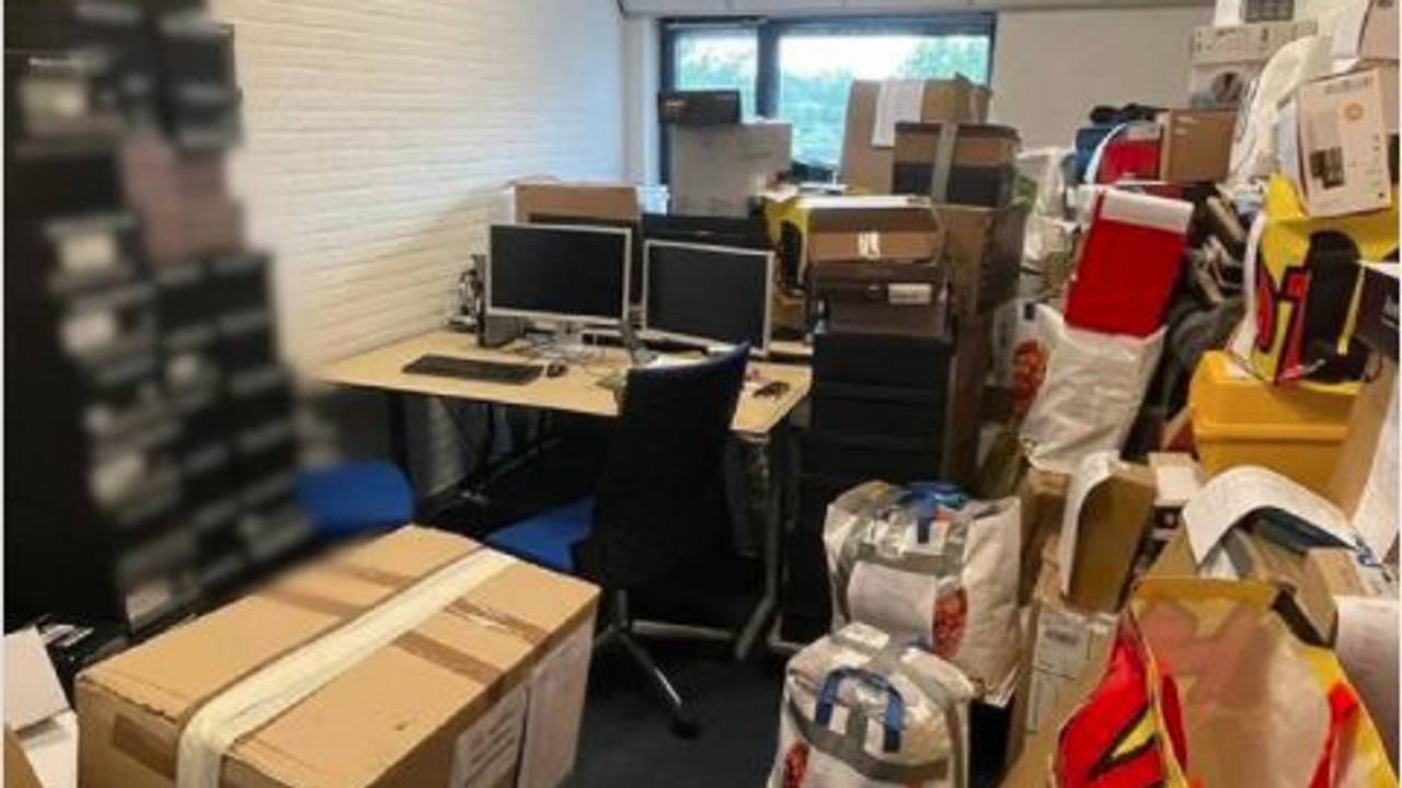 Tassen vol met spullen namen ze mee (foto: politie Eindhoven).