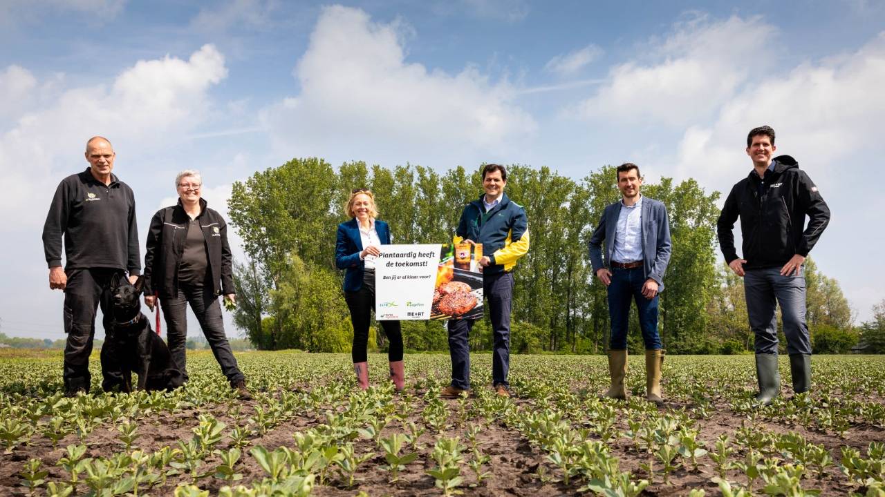 De trotse partners op de akker van Ad en Jolanda Raaijmakers (foto: ZLTO).