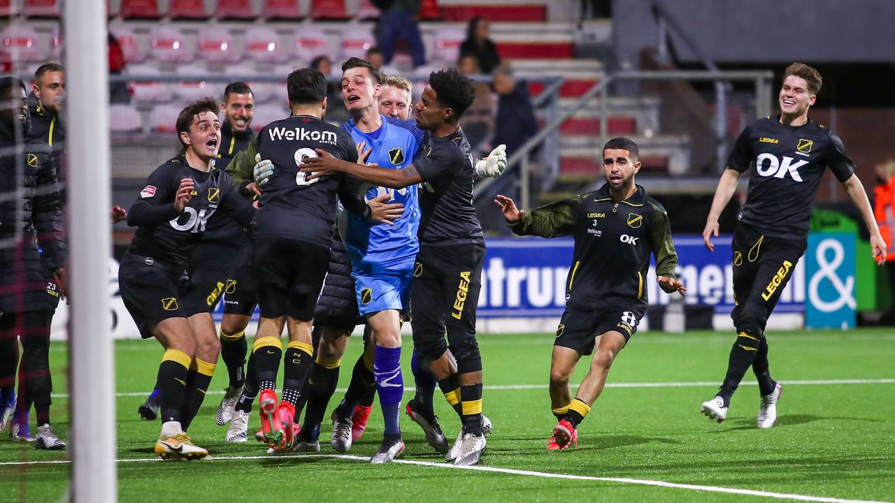 NAC won in Emmen en gaat door naar de play-offsfinale.