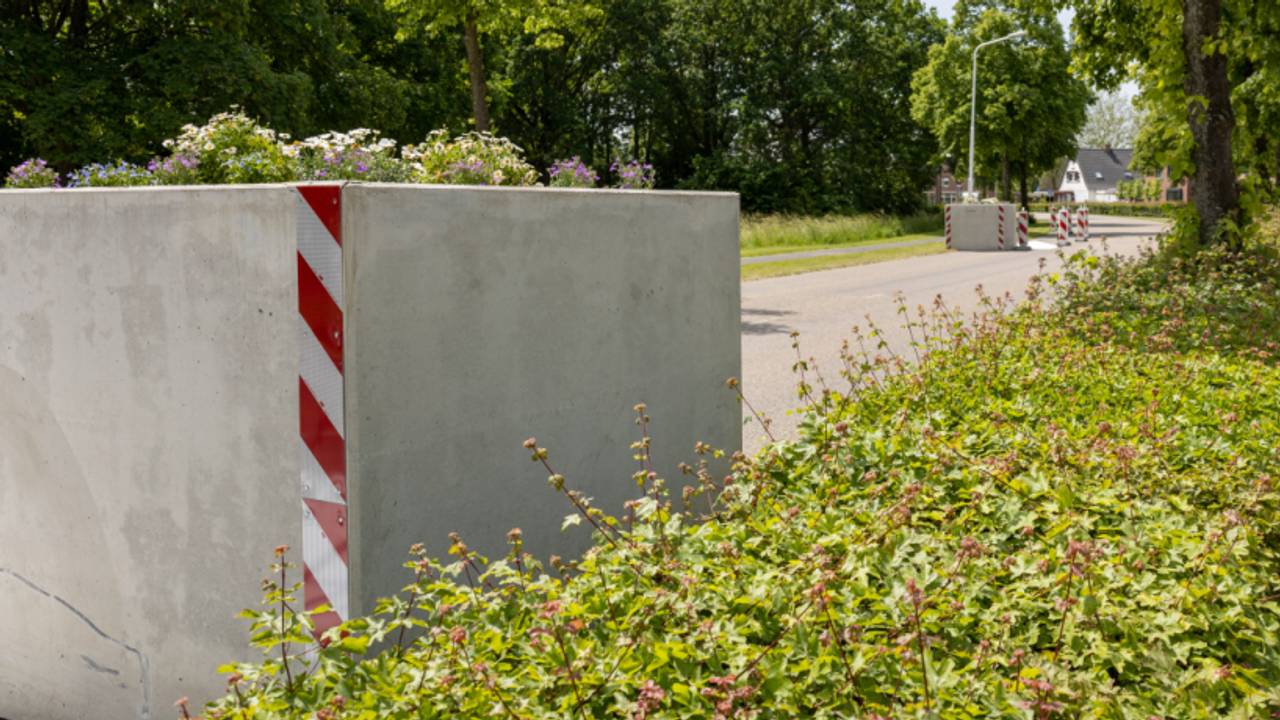 Als het aan veel inwoners van Dinteloord ligt, zijn de betonnen bakken zo weer verdwenen. (Foto: Tim Huisman)